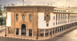 الرباط – العرب TV أفاد بنك المغرب بأن سعر صرف الدرهم تحسن بنسبة 0,3 في المائة مقابل الأورو، وانخفض بـ 0,34 في المائة مقابل الدولار الأمريكي، خلال الفترة من 10 إلى 16 أكتوبر الجاري. وأوضح البنك، في نشرته الأسبوعية، أنه لم يتم خلال هذه الفترة إجراء أي عملية مناقصة في سوق الصرف. وأوضح المصدر ذاته أن الأصول الاحتياطية الرسمية بلغت، عند 11 أكتوبر الجاري، ما مقداره 361,5 مليار درهم، مسجلة تراجعا بنسبة 1,6 في المائة من أسبوع لآخر وارتفاعا بنسبة 2,4 في المائة على أساس سنوي. من جهة أخرى، ضخ بنك المغرب، في المتوسط اليومي، 146,8 مليار درهم، تتوزع بين تسبيقات لمدة 7 أيام بمبلغ 58,2 مليار درهم، وعمليات إعادة الشراء طويلة الأجل وقروض مضمونة بما يعادل تواليا 51,9 مليار درهم و36,7 مليار درهم.