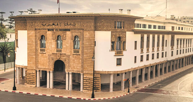 الرباط – العرب TV أفاد بنك المغرب بأن سعر صرف الدرهم تحسن بنسبة 0,3 في المائة مقابل الأورو، وانخفض بـ 0,34 في المائة مقابل الدولار الأمريكي، خلال الفترة من 10 إلى 16 أكتوبر الجاري. وأوضح البنك، في نشرته الأسبوعية، أنه لم يتم خلال هذه الفترة إجراء أي عملية مناقصة في سوق الصرف. وأوضح المصدر ذاته أن الأصول الاحتياطية الرسمية بلغت، عند 11 أكتوبر الجاري، ما مقداره 361,5 مليار درهم، مسجلة تراجعا بنسبة 1,6 في المائة من أسبوع لآخر وارتفاعا بنسبة 2,4 في المائة على أساس سنوي. من جهة أخرى، ضخ بنك المغرب، في المتوسط اليومي، 146,8 مليار درهم، تتوزع بين تسبيقات لمدة 7 أيام بمبلغ 58,2 مليار درهم، وعمليات إعادة الشراء طويلة الأجل وقروض مضمونة بما يعادل تواليا 51,9 مليار درهم و36,7 مليار درهم.