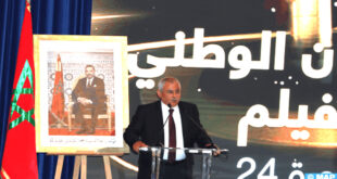 الرباط - العرب TV – محمد بلغريب افتتحت، مساء أمس الجمعة بقصر الفنون والثقافة بطنجة، الدورة الرابعة والعشرون للمهرجان الوطني للفيلم، في أجواء احتفالية بهيجة بحضور شخصيات بارزة من عالم الفن السابع والثقافة والإعلام. وتميز حفل الافتتاح، الدي ينظم تحت الرعاية السامية لصاحب الجلالة الملك محمد السادس إلى غاية 26 أكتوبر الجاري، بتكريم الممثلين صفية الزياني ومحمد الشوبي، اعترافا بعطائهما الغني والمبدع طيلة مسيرتهما الفنية. وبحسب وكالة الأنباء المغربية ، فقد أكد الكاتب العام لوزارة الشباب والثقافة والتواصل ومدير المركز السينمائي المغربي بالنيابة، عبد العزيز البوجدايني، في كلمة بالمناسبة، أن هذه الدورة من المهرجان الوطني للفيلم تعتبر احتفالية كبرى للسينما المغربية. وأكد السيد البوجدايني ، أن هذه الدورة ستعرف عرض أحدث الإنتاجات السينمائية الوطنية، وتسليط الضوء على المواهب الشابة والطاقات الصاعدة، مبرزا أنها ستعرف أيضا نقاشا مثمرا حول واقع السينما بالمغرب وآفاق تطورها في المستقبل، وسبل خلق جيل جديد من المبدعين. وأشار السيد البوجدايني الى أن هذا المهرجان يهدف، بالأساس، إلى تعزيز العلاقة بين الجمهور والفن السابع، لا سيما لدى الجيل الناشئ والشباب، مشددا على الأهمية التي تحظى بها الخزانة السينمائية المغربية، من أجل الحفاظ على التراث السينمائي الوطني وتثمينه فضلا عن تسليط الضوء على الأعمال السينمائية الخالدة عبر التاريخ. وقال السيد البوجدايني “نحن عازمون اليوم على تعزيز سينما تتميز بالتعدد والتنوع والشمولية، نظرا للبعد التنموي والمجالي الذي تعكسه السينما المغربية، والذي يجمع بين مختلف الطبقات الاجتماعية (…) ويجعلها مرآة حقيقية تعكس ثقافة المغرب في الساحة العالمية متجاوزة كل الحواجز اللغوية والجغرافية”. من جهته، أكد عمدة مدينة طنجة، منير ليموري، أن هذا الحدث الفني والثقافي الهام يضطلع بدور كبير في تعزيز مكانة مدينة طنجة باعتبارها وجهة سينمائية وثقافية لامعة، نظرا لأنها تمتلك كل المقومات التي تجعل منها فضاء رائدا للإبداع السينمائي. وقال السيد ليموري إنه “في إطار تعزيز الثقافة، نراهن على جعل مدينة طنجة عاصمة للثقافة ومحورا أساسيا للتنمية خلال السنوات المقبلة عبر عدة مشاريع ثقافية، من قبيل إحداث شراكات عالمية بهدف تنمية العرض الثقافي وتعزيز الديبلوماسية الثقافية. ودعا في هذا السياق جميع الفاعلين في القطاع إلى التعاون وتوحيد الجهود من أجل “رؤية طنجة مدينة تنبض بالثقافة والفن”.