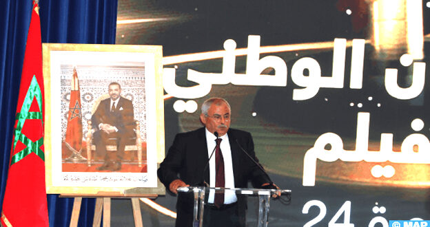الرباط - العرب TV – محمد بلغريب افتتحت، مساء أمس الجمعة بقصر الفنون والثقافة بطنجة، الدورة الرابعة والعشرون للمهرجان الوطني للفيلم، في أجواء احتفالية بهيجة بحضور شخصيات بارزة من عالم الفن السابع والثقافة والإعلام. وتميز حفل الافتتاح، الدي ينظم تحت الرعاية السامية لصاحب الجلالة الملك محمد السادس إلى غاية 26 أكتوبر الجاري، بتكريم الممثلين صفية الزياني ومحمد الشوبي، اعترافا بعطائهما الغني والمبدع طيلة مسيرتهما الفنية. وبحسب وكالة الأنباء المغربية ، فقد أكد الكاتب العام لوزارة الشباب والثقافة والتواصل ومدير المركز السينمائي المغربي بالنيابة، عبد العزيز البوجدايني، في كلمة بالمناسبة، أن هذه الدورة من المهرجان الوطني للفيلم تعتبر احتفالية كبرى للسينما المغربية. وأكد السيد البوجدايني ، أن هذه الدورة ستعرف عرض أحدث الإنتاجات السينمائية الوطنية، وتسليط الضوء على المواهب الشابة والطاقات الصاعدة، مبرزا أنها ستعرف أيضا نقاشا مثمرا حول واقع السينما بالمغرب وآفاق تطورها في المستقبل، وسبل خلق جيل جديد من المبدعين. وأشار السيد البوجدايني الى أن هذا المهرجان يهدف، بالأساس، إلى تعزيز العلاقة بين الجمهور والفن السابع، لا سيما لدى الجيل الناشئ والشباب، مشددا على الأهمية التي تحظى بها الخزانة السينمائية المغربية، من أجل الحفاظ على التراث السينمائي الوطني وتثمينه فضلا عن تسليط الضوء على الأعمال السينمائية الخالدة عبر التاريخ. وقال السيد البوجدايني “نحن عازمون اليوم على تعزيز سينما تتميز بالتعدد والتنوع والشمولية، نظرا للبعد التنموي والمجالي الذي تعكسه السينما المغربية، والذي يجمع بين مختلف الطبقات الاجتماعية (…) ويجعلها مرآة حقيقية تعكس ثقافة المغرب في الساحة العالمية متجاوزة كل الحواجز اللغوية والجغرافية”. من جهته، أكد عمدة مدينة طنجة، منير ليموري، أن هذا الحدث الفني والثقافي الهام يضطلع بدور كبير في تعزيز مكانة مدينة طنجة باعتبارها وجهة سينمائية وثقافية لامعة، نظرا لأنها تمتلك كل المقومات التي تجعل منها فضاء رائدا للإبداع السينمائي. وقال السيد ليموري إنه “في إطار تعزيز الثقافة، نراهن على جعل مدينة طنجة عاصمة للثقافة ومحورا أساسيا للتنمية خلال السنوات المقبلة عبر عدة مشاريع ثقافية، من قبيل إحداث شراكات عالمية بهدف تنمية العرض الثقافي وتعزيز الديبلوماسية الثقافية. ودعا في هذا السياق جميع الفاعلين في القطاع إلى التعاون وتوحيد الجهود من أجل “رؤية طنجة مدينة تنبض بالثقافة والفن”.