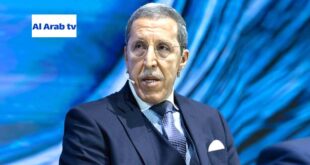 الرباط - العرب TV خلال جلسة للجنة الرابعة للجمعية العامة للأمم المتحدة، انتقد السفير الممثل الدائم للمغرب لدى الأمم المتحدة، عمر هلال، سفير الجزائر، عمار بن جامع، بسبب انشغاله المتكرر بقضية الصحراء المغربية. ووصف السيد هلال هذا الهوس بـ”سكيزوفرينيا حادة”، متهما الجزائر بكونها أسيرة منطق الصراع الدائم. وفي رده على هجمات نظيره الجزائري، أدان السيد هلال ازدواجية خطاب الجزائر. وأوضح سفير المغرب أنها “من جهة، تدعي الحياد، بحجة أنها ليست طرفا معنيا، لكنها في المقابل تقدم دروسا وتسائل لجنتنا دون أن تخاطب على الإطلاق مجلس الأمن”. وانتقد موقف الجزائر “الغريب”، التي يبدو أنها تتجنب المناقشات في مجلس الأمن، رغم كونه المسؤول عن القرارات المتعلقة بقضية الصحراء المغربية. وأشار إلى أن “مجلس الأمن يعد الهيئة التي تمتلك زمام القانون الدولي وتتفاوض بشأن الحل السياسي. غير أن الجزائر تفضل تجاهل هذه الهيئة، كما تغض الطرف عن المداخلات التي لقيت صدى خلال أشغال لجنتنا في الأيام العشرة الأخيرة”، معربا عن أسفه لكون السفير الجزائري تستهويه الدراما.