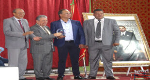 الرباط – العرب تيفي نظمت الجمعية المغربية للصحافة الرياضية بشراكة مع العصبة الجهوية درعة تافيلالت لكرة القدم ، حفلا تكريما على شرف قدماء اللاعبين الذين جاوروا مختلف الأندية التابعة لمدينة تنغير ، بحضور فعاليات رياضية وإعلامية وطنية ، وذلك يوم  الخميس 24 اكتوبر 2024 بفندق تماسينت بتنغير. في بداية هذا الحفل ألقت السيدة قائمة بلعوشي نائبة رئيس الجمعية المغرببة للصحافة الرياضية كلمة باسم الجمعية ،رحبت من خلالها بكل الحاضرين في الحفل التكريمي على شرف قدماء لاعبين اسدو خدمات جليلة لكرة القدم بمدينة تنغير ،التي ساهمت في تفريخ عدد كبير من لاعبين ابناء المنطقة الدين حملوا قميص المنتخب المغربي بكل حب ووفاء، وأضافت " أن تنظيم هذا الحفل التكريمي من طرف الجمعية المغربية للصحافة الرياضية، يدخل في اطار تجسيد ثقافة الاعتراف على أرض الواقع لمنطقة عزيزة علينا تتطلب المزيد من الاهتمام من طرف السلطات والمجالس المنتخبة بتوفير تجهيزات رياضية أساسية قادرة على  تفريخ أبطال رياضيين بامكانهم تشريف الرياضة المغربية في المستقبل ،قبل ان يتناوب على منصة الخطابة كل من الحسن موطوس رئيس العصبة الجهوية لدرعة تافيلالت ،الذي نوه بهذه المبادرة التكريمية من طرف الجمعية المغربية للصحافة الرياضية وبشراكة مع عصبة درعة تافيلالت ،على شرف قدماء لاعبي مدينة تنغير ،بحضور نجوم كرة القدم واعلاميين كبار . مؤكدا أن هذا التكريم ساهم في اسعاد كافة المكرمين ،والشيء الدي اسعدني كثيرا ان اغلب اللاعبين المكرمين حضروا رفقة افراد عائلتهم  باعداد كبيرة في محطة ستبقى موشومة في ذاكرة الرياضة عموما وكرة القدم على وجه الخصوص  .  اثر ذلك  اخذ الكلمة اللاعبان الدوليان السابقين حسن ناظر ومحمد بنشريفة،والاعلاميون هشام غرفاوي وعزيز ريباك  وموحا افرني ،الذين عبروا عن سعادتهم لحضورهم هذا الحفل التكريمي الكبير ،الذي جاء  بمبادرة كريمة من طرف ابن مدينة تنغير الغيور السيد عبد اللطيف زروال ، وهذه المبادرة تجسد للجمعية المغرببة للصحافة الرياضية تجسيدا وتنزيلا للاهتمام الذي يوليه صاحب الجلالة الملك محمد السادس حفظة الله ونصره للرياضة والرياضيين  ،بعد ذلك جاءت لحظة الاعتراف بمن اسدوا خدمات جليلة لكرة القدم بمدينة تنغير،حيث خصص لهم تكريم تاريخي.