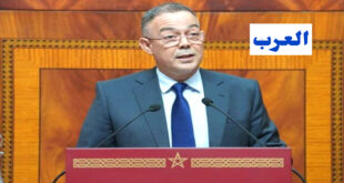 الرباط – العرب أعلن فوزي لقجع ، الوزير المنتدب لدى وزيرة الاقتصاد والمالية والمكلف بالميزانية، في جلسة البرلمان يوم الجمعة، عن توقيع اتفاقية مع الاتحاد الدولي لكرة القدم (فيفا) في دجنبر المقبل. ووفقا للوزير فوزي لقجع ، فان هذه الاتفاقية تهدف إلى تقديم إعفاءات وتحفيزات ضريبية لدعم الاستعدادات لنهائيات كأس العالم 2030. جاء ذلك خلال رده على النائب عبد الله بووانو، رئيس المجموعة النيابية للعدالة والتنمية، الذي دعا إلى تضمين الإعفاءات الضريبية المقررة لصالح الفيفا في مشروع قانون المالية في اتفاقية يتم التصديق عليها من الحكومة وإحالتها إلى البرلمان. في السياق ذاته ، تعتزم الحكومة وضع نظام جبائي تحفيزي لصالح تمثيليات الفيفا في المغرب، يشمل إعفاءها من الضريبة على الشركات وضريبة دخول الأجور وضريبة القيمة المضافة اعتبارًا من 2025. وفقًا للمذكرة التقديمية لمشروع قانون المالية، يتضمن الاقتراح إنشاء نظام جبائي تحفيزي لجميع الأنشطة والعمليات التي تقوم بها تمثيليات الفيفا وفقًا لنظامها الأساسي، بهدف دعم إنشاء مكتب جهوي دائم للفيفا في الرباط وتعزيز أنشطتها في البلاد. ويتضمن المشروع إعفاء تمثيليات الفيفا من الضرائب المذكورة، بالإضافة إلى إعفاء مستخدميها غير الحاملين للجنسية المغربية من ضريبة الدخل على الأجور. المشروع أيضًا  يسعى لتحقيق إعفاء دائم وكلي من الضريبة على الشركات لتمثيليات الفيفا، بالإضافة إلى الإعفاء من الضريبة المحجوزة على عوائد الأسهم والمكافآت المدفوعة من قبلها. كما ينص المشروع على إعفاء تمثيليات الفيفا من ضريبة القيمة المضافة عند الاستيراد، وإعفائها من واجبات التسجيل والتمبر على جميع عقودها.  