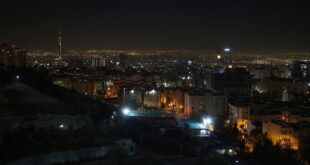 الرباط – العرب – وكالات أكد سلاح الجو الإيراني اليوم السبت، أن هجوما إسرائيليا استهدف قواعد عسكرية عدة في طهران ومدن أخرى، مؤكدا أنه "تسبب بأضرار محدودة". وقال في بيان "الكيان الزائف هاجم أجزاء من مراكز عسكرية في طهران ومحافظتي حوزستان وإيلام" مضيفا أن الهجوم "تسبب بأضرار محدودة" خلال التصدي له. وفي وقت لاحق أعلن الجيش الإيراني مقتل عسكريين اثنين في الضربات الإسرائيلية على الأراضي الإيرانية.