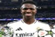 الرباط  - العرب تيفي – أ ف ب   قاد النجم البرازيلي فينيسيوس جونيور ريال مدريد لتحقيق "ريمونتادا" جديدة في دوري أبطال أوروبا بثلاثة أهداف في شباك بوروسيا دورتموند، متغلبا على تأخره بهدفين إلى فوز ناري 5-2. سجل الأهداف الألماني أنتونيو روديغر وفينيسيوس ولوكاس فاسكيس. كما قاد الهولندي تيخاني رايندرس ميلان لفوزه الأول على كلوب بروج. وتغلب أرسنال على شاختار دانيتسك، فيما حقق أستون فيلا فوزا جديدا، وتعثر باريس سان جرمان بالتعادل مع أيندهوفن. سطر ريال مدريد حامل اللقب "ريمونتادا" أخرى في سجلات دوري أبطال أوروبا لكرة القدم بقيادة نجمه البرازيلي فينيسيوس جونيور صاحب الهاتريك، بعد أن عوض تأخره أمام وصيفه وضيفه بوروسيا دورتموند الألماني 2-0 إلى فوز ناري 5-2  أمس الثلاثاء، ضمن الجولة الثالثة من الدور الأول   لدوري  أبطال أوروبا  . وبعدما تأخر بهدفين في الشوط الأول عن طريق الهولندي دونييل مالن (30) والإنكليزي جيمي غيتينز (34)، رد "الملكي" بشكل صاعق في الشوط الثاني بخمسة أهداف، تناوب على تسجيلها الألماني أنتونيو روديغر (60) وفينيسيوس (62 و86 و90+3) ولوكاس فاسكيس (83). وقال فينيسيوس لقناة موفيستار: "نعلم أنه عندما نكون على أرضنا وبين جماهيرنا، يمكن أن يحدث أي شيء". وتابع: "دخلنا إلى استراحة الشوطين بهدوء شديد، واستمعنا فقط إلى المدرب، وقلنا شيئا واحدا فقط. إذا سجلنا الهدف الأول، فسنعود مرة أخرى، وقد سجلنا عودة أخرى، بفضل الجماهير والفريق بأكمله الذي بذل كل ما في وسعه". ورفع ريال، الذي أرسل إنذارا لغريمه التقليدي  برشلونة  الذي يواجهه يوم السبت في كلاسيكو الدوري، رصيده إلى ست نقاط، بعد سقوطه المفاجئ في الجولة الثانية أمام ليل الفرنسي 1-0، فيما تلقى دورتموند خسارته الأولى في المسابقة القارية وبرصيده ست نقاط أيضا.