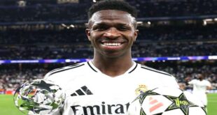 الرباط  - العرب تيفي – أ ف ب   قاد النجم البرازيلي فينيسيوس جونيور ريال مدريد لتحقيق "ريمونتادا" جديدة في دوري أبطال أوروبا بثلاثة أهداف في شباك بوروسيا دورتموند، متغلبا على تأخره بهدفين إلى فوز ناري 5-2. سجل الأهداف الألماني أنتونيو روديغر وفينيسيوس ولوكاس فاسكيس. كما قاد الهولندي تيخاني رايندرس ميلان لفوزه الأول على كلوب بروج. وتغلب أرسنال على شاختار دانيتسك، فيما حقق أستون فيلا فوزا جديدا، وتعثر باريس سان جرمان بالتعادل مع أيندهوفن. سطر ريال مدريد حامل اللقب "ريمونتادا" أخرى في سجلات دوري أبطال أوروبا لكرة القدم بقيادة نجمه البرازيلي فينيسيوس جونيور صاحب الهاتريك، بعد أن عوض تأخره أمام وصيفه وضيفه بوروسيا دورتموند الألماني 2-0 إلى فوز ناري 5-2  أمس الثلاثاء، ضمن الجولة الثالثة من الدور الأول   لدوري  أبطال أوروبا  . وبعدما تأخر بهدفين في الشوط الأول عن طريق الهولندي دونييل مالن (30) والإنكليزي جيمي غيتينز (34)، رد "الملكي" بشكل صاعق في الشوط الثاني بخمسة أهداف، تناوب على تسجيلها الألماني أنتونيو روديغر (60) وفينيسيوس (62 و86 و90+3) ولوكاس فاسكيس (83). وقال فينيسيوس لقناة موفيستار: "نعلم أنه عندما نكون على أرضنا وبين جماهيرنا، يمكن أن يحدث أي شيء". وتابع: "دخلنا إلى استراحة الشوطين بهدوء شديد، واستمعنا فقط إلى المدرب، وقلنا شيئا واحدا فقط. إذا سجلنا الهدف الأول، فسنعود مرة أخرى، وقد سجلنا عودة أخرى، بفضل الجماهير والفريق بأكمله الذي بذل كل ما في وسعه". ورفع ريال، الذي أرسل إنذارا لغريمه التقليدي  برشلونة  الذي يواجهه يوم السبت في كلاسيكو الدوري، رصيده إلى ست نقاط، بعد سقوطه المفاجئ في الجولة الثانية أمام ليل الفرنسي 1-0، فيما تلقى دورتموند خسارته الأولى في المسابقة القارية وبرصيده ست نقاط أيضا.