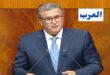 الرباط  -  العرب  أكد رئيس الحكومة، عزيز أخنوش، يوم الاثنين، أن المغرب استطاع، بالرغم من كل الظروف والسياقات المتتالية، تعزيز مكانته في القطاعات الاستراتيجية، الشيء الذي مكن الاقتصاد الوطني من تحقيق الريادة القارية والدولية في عدد من الصناعات الحديثة  وفق وكالة المغرب العربي للأنباء . وأبرز السيد أخنوش، في عرض قدمه خلال جلسة المساءلة الشهرية بمجلس النواب حول موضوع “التجارة الخارجية”، أنه بفضل السياسة الحكومية المعتمدة، تماشيا مع التوجيهات الملكية السامية، أصبحت المملكة شريكا متميزا وفاعلا أساسيا ذو مصداقية عالية، إلى جانب توفرها على أرضية اقتصادية ملائمة لمختلف الاستثمارات، مدعومة بمجموعة من الإصلاحات المؤسساتية التي باشرتها الحكومة منذ تنصيبها. وأكد أن التوجه الحكومي نحو تعزيز علاقات المملكة مع شركائها التقليديين والانفتاح على أسواق جديدة، جعلها منصة حقيقية للتبادل التجاري، وإقامة شراكات رابح-رابح على المستويين الإقليمي والدولي وخلق جسور الاندماج والتعاون في البيئة العالمية. وأوضح السيد أخنوش في هذا الصدد، أن المرحلة السابقة من عمل الحكومة تميزت بإرساء جملة من الإصلاحات والاستراتيجيات الوطنية ساهمت بشكل كبير في تسهيل عملية الاستثمارات الأجنبية، وتحرير المبادلات التجارية، وتقوية مكانة المملكة باعتبارها منصة إقليمية للتصنيع والتصدير لعدد كبير من الشركات الوطنية والعالمية، مشيرا إلى أن الحكومة أولت عناية خاصة للانفتاح الاقتصادي باعتباره خيارا استراتيجيا لا رجعة فيه، ومواكبته بكل آليات الدعم التي تستهدف إرساء بيئة ملائمة قادرة على دعم النمو وتحفيز الاستثمارات.