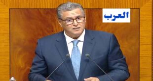 الرباط  -  العرب  أكد رئيس الحكومة، عزيز أخنوش، يوم الاثنين، أن المغرب استطاع، بالرغم من كل الظروف والسياقات المتتالية، تعزيز مكانته في القطاعات الاستراتيجية، الشيء الذي مكن الاقتصاد الوطني من تحقيق الريادة القارية والدولية في عدد من الصناعات الحديثة  وفق وكالة المغرب العربي للأنباء . وأبرز السيد أخنوش، في عرض قدمه خلال جلسة المساءلة الشهرية بمجلس النواب حول موضوع “التجارة الخارجية”، أنه بفضل السياسة الحكومية المعتمدة، تماشيا مع التوجيهات الملكية السامية، أصبحت المملكة شريكا متميزا وفاعلا أساسيا ذو مصداقية عالية، إلى جانب توفرها على أرضية اقتصادية ملائمة لمختلف الاستثمارات، مدعومة بمجموعة من الإصلاحات المؤسساتية التي باشرتها الحكومة منذ تنصيبها. وأكد أن التوجه الحكومي نحو تعزيز علاقات المملكة مع شركائها التقليديين والانفتاح على أسواق جديدة، جعلها منصة حقيقية للتبادل التجاري، وإقامة شراكات رابح-رابح على المستويين الإقليمي والدولي وخلق جسور الاندماج والتعاون في البيئة العالمية. وأوضح السيد أخنوش في هذا الصدد، أن المرحلة السابقة من عمل الحكومة تميزت بإرساء جملة من الإصلاحات والاستراتيجيات الوطنية ساهمت بشكل كبير في تسهيل عملية الاستثمارات الأجنبية، وتحرير المبادلات التجارية، وتقوية مكانة المملكة باعتبارها منصة إقليمية للتصنيع والتصدير لعدد كبير من الشركات الوطنية والعالمية، مشيرا إلى أن الحكومة أولت عناية خاصة للانفتاح الاقتصادي باعتباره خيارا استراتيجيا لا رجعة فيه، ومواكبته بكل آليات الدعم التي تستهدف إرساء بيئة ملائمة قادرة على دعم النمو وتحفيز الاستثمارات.