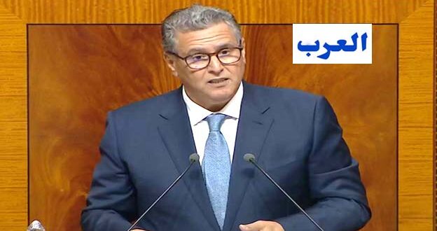الرباط  -  العرب  أكد رئيس الحكومة، عزيز أخنوش، يوم الاثنين، أن المغرب استطاع، بالرغم من كل الظروف والسياقات المتتالية، تعزيز مكانته في القطاعات الاستراتيجية، الشيء الذي مكن الاقتصاد الوطني من تحقيق الريادة القارية والدولية في عدد من الصناعات الحديثة  وفق وكالة المغرب العربي للأنباء . وأبرز السيد أخنوش، في عرض قدمه خلال جلسة المساءلة الشهرية بمجلس النواب حول موضوع “التجارة الخارجية”، أنه بفضل السياسة الحكومية المعتمدة، تماشيا مع التوجيهات الملكية السامية، أصبحت المملكة شريكا متميزا وفاعلا أساسيا ذو مصداقية عالية، إلى جانب توفرها على أرضية اقتصادية ملائمة لمختلف الاستثمارات، مدعومة بمجموعة من الإصلاحات المؤسساتية التي باشرتها الحكومة منذ تنصيبها. وأكد أن التوجه الحكومي نحو تعزيز علاقات المملكة مع شركائها التقليديين والانفتاح على أسواق جديدة، جعلها منصة حقيقية للتبادل التجاري، وإقامة شراكات رابح-رابح على المستويين الإقليمي والدولي وخلق جسور الاندماج والتعاون في البيئة العالمية. وأوضح السيد أخنوش في هذا الصدد، أن المرحلة السابقة من عمل الحكومة تميزت بإرساء جملة من الإصلاحات والاستراتيجيات الوطنية ساهمت بشكل كبير في تسهيل عملية الاستثمارات الأجنبية، وتحرير المبادلات التجارية، وتقوية مكانة المملكة باعتبارها منصة إقليمية للتصنيع والتصدير لعدد كبير من الشركات الوطنية والعالمية، مشيرا إلى أن الحكومة أولت عناية خاصة للانفتاح الاقتصادي باعتباره خيارا استراتيجيا لا رجعة فيه، ومواكبته بكل آليات الدعم التي تستهدف إرساء بيئة ملائمة قادرة على دعم النمو وتحفيز الاستثمارات.