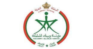 الرباط – العرب – محمد بلغريب أنهت مؤسسة وسيط المملكة ، اليوم الجمعة كل الاحتجاجات بين الإدارة وطلبة كليات الطب والصيدلة ، جاء ذلك اثر مبادرة التسوية التي قادتها بين الإدارة   والطلبة ، وفق وكالة الأنباء المغربية  "ماب" . وتعتبر مؤسسة وسيط المملكة ،مؤسسة دستورية وطنية مستقلة لضمان تواصل مؤسساتي فعال، وهي التسوية التي ترتب عنها عودة الطلبة المعنيين إلى مدرجاتهم وتداريبهم السريرية الميدانية، ووضع حد لكل الأشكال الاحتجاجية المتخذة منذ ما يناهز إحدى عشر شهرا، والتي بلغت حد المقاطعة التامة للدروس والامتحانات. وذكر بلاغ للمؤسسة المذكورة ، اليوم الجمعة، أن هذه النتيجة تعكس الجهود المشتركة التي بذلتها كافة الأطراف المعنية، وتجسد التنسيق المثمر بين مؤسسة الوسيط وباقي المتدخلين، مما ساهم في خلق أجواء حوار ملائمة، وساعد على بناء الثقة وتسهيل تبادل الرأي وفرص تقريب وجهات النظر، التي أنتجت حلولا تضمن استجابة دستورية وقانونية، فعالة وواقعية، للملف المطلبي المعبر عنه منذ انطلاق الأشكال الاحتجاجية. في السياق ذاته ، تعلن المؤسسة، يضيف المصدر ذاته، عن إنهاء التوتر الذي ساد كليات الطب والصيدلة خلال هذه المدة، لا يسعها إلا أن تنوه في نفس الوقت بالتجاوب الكبير والتفاعل الإيجابي والمسؤول الذي اتسمت به المشاورات المجراة مع رئيس الحكومة ووزير التعليم العالي والبحث العلمي والابتكار ووزير الصحة والحماية الاجتماعية، ومع عمداء كليات الطب والصيدلة، وممثلي أساتذة التعليم العالي، وممثلي الطلبة المعنيين، وممثلي بعض هيئات المجتمع المدني النشيطة في المجال، وكل المعنيين الذين تسنى الإنصات إليهم حول كافة جوانب الموضوع في مراحل مختلفة.