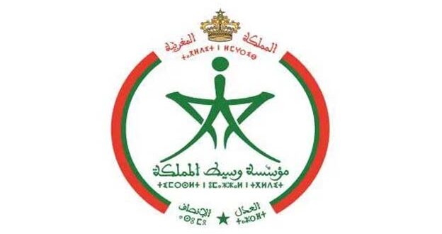 الرباط – العرب – محمد بلغريب أنهت مؤسسة وسيط المملكة ، اليوم الجمعة كل الاحتجاجات بين الإدارة وطلبة كليات الطب والصيدلة ، جاء ذلك اثر مبادرة التسوية التي قادتها بين الإدارة   والطلبة ، وفق وكالة الأنباء المغربية  "ماب" . وتعتبر مؤسسة وسيط المملكة ،مؤسسة دستورية وطنية مستقلة لضمان تواصل مؤسساتي فعال، وهي التسوية التي ترتب عنها عودة الطلبة المعنيين إلى مدرجاتهم وتداريبهم السريرية الميدانية، ووضع حد لكل الأشكال الاحتجاجية المتخذة منذ ما يناهز إحدى عشر شهرا، والتي بلغت حد المقاطعة التامة للدروس والامتحانات. وذكر بلاغ للمؤسسة المذكورة ، اليوم الجمعة، أن هذه النتيجة تعكس الجهود المشتركة التي بذلتها كافة الأطراف المعنية، وتجسد التنسيق المثمر بين مؤسسة الوسيط وباقي المتدخلين، مما ساهم في خلق أجواء حوار ملائمة، وساعد على بناء الثقة وتسهيل تبادل الرأي وفرص تقريب وجهات النظر، التي أنتجت حلولا تضمن استجابة دستورية وقانونية، فعالة وواقعية، للملف المطلبي المعبر عنه منذ انطلاق الأشكال الاحتجاجية. في السياق ذاته ، تعلن المؤسسة، يضيف المصدر ذاته، عن إنهاء التوتر الذي ساد كليات الطب والصيدلة خلال هذه المدة، لا يسعها إلا أن تنوه في نفس الوقت بالتجاوب الكبير والتفاعل الإيجابي والمسؤول الذي اتسمت به المشاورات المجراة مع رئيس الحكومة ووزير التعليم العالي والبحث العلمي والابتكار ووزير الصحة والحماية الاجتماعية، ومع عمداء كليات الطب والصيدلة، وممثلي أساتذة التعليم العالي، وممثلي الطلبة المعنيين، وممثلي بعض هيئات المجتمع المدني النشيطة في المجال، وكل المعنيين الذين تسنى الإنصات إليهم حول كافة جوانب الموضوع في مراحل مختلفة.
