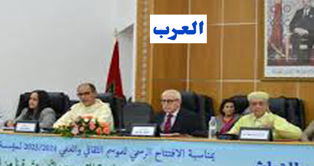 الرباط  -  العرب -  محمد بلغريب قال رئيس جامعة القرويين، الدكتور أمال جلال، يوم الجمعة بفاس، خلال محاضرة افتتاحية بعنوان “جامعة القرويين، إثنى عشر قرنا من الإشعاع العلمي والمعرفي”، نظمتها "مؤسسة مغرب التراث للبحث والدراسة والحفاظ على التراث المادي واللامادي المغربي"، أن الصرح العلمي والمعرفي لازال يؤدي دوره العلمي والتعليمي إلى اليوم بدون انقطاع أو توقف. وأكد د أمال  جلال، في محاضرته ، التي حضرها العديد من الأدباء والعلماء والأساتذة ، أن هذا الدور يعود إلى إشعاع الجامعة العلمي الذي قام على انفتاحها، وعلى تنوع المنظومة العلمية لدى فقهائها وعلمائها تدريسا وتأليفا. وأوضح د أمال جلال ، أنه بفضل انفتاح جامعة القرويين، أصبحت مدينة فاس محطة أساسية في تنقل العلماء وفقهاء الأندلس والمشرق وافريقيا إلى فاس، أو منها إلى الأندلس عبر قرطبة وغرناطة واشبيلية وطليطلة، أو من فاس إلى المشرق مرورا بالقيروان والقاهرة وبغداد ودمشق ومكة والمدينة المنورة، أو من فاس إلى سيجلماسة ثم إلى تمبوكتو، أو من فاس إلى مراكش و ك اوو ثم تمبوكتو. وأضاف د أمال جلال ، أن الجامعة ضلت مفتوحة لاستقبال العلماء والمتعلمين من مختلف الآفاق، وضلت تسلم الشهادات للمتخرجين منذ تأسيسها إلى اليوم من غير توقف أو انقطاع. وأبرز في هذا الصدد، أن قدوم علماء الأندلس والمشرق إلى فاس، كان يعتبر حدثا عظيما في حياتهم يزيدهم شغفا بجامعة القرويين وتعلقا بأساتذتها وعلماها. وبفضل جامعة القرويين والمدارس المحيطة بها، كان لفاس وقعها وإشعاعها على الغرب الإسلامي وحتى على المشرق، فقد برزت فاس كمحطة إلتقاء حضاري بين الأندلس والمشرق من جهة، والأندلس وإفريقيا، من جهة أخرى. وأضاف د أمال جلال ، أن جامعة القرويين ، وعلى مر القرون، جعلت مدينة فاس قبلة للتواصل المعرفي بين العلماء والفقهاء، يتبادلون فيها أفكارهم وكتاباتهم ومخطوطاتهم والتي ساهمت في رسم معالم ثقافة غنية مما خول الجامعة بفضل انفتاحها، مكانة مرموقة دوليا جعلت منها ومعها مدينة فاس محطة التقاء الفقهاء والعلماء والأدباء والأطباء والشعراء.