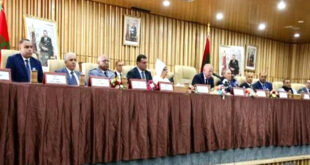 السمارة – جنوب المغرب – العرب أشرف وزير الفلاحة والصيد البحري والتنمية القروية والمياه والغابات، أحمد البواري، أمس الجمعة، على مراسم تنصيب السيد إبراهيم بوتوميلات الذي عينه صاحب الجلالة الملك محمد السادس عاملا على إقليم السمارة. وبعد تلاوة ظهير التعيين، هنأ السيد البواري العامل الجديد على الثقة المولوية السامية التي حظي بها من قبل صاحب الجلالة الملك محمد السادس، مبرزا المسيرة المهنية والتجربة الكبيرة التي راكمها السيد بوتوميلات بالإدارة الترابية بمختلف الأقاليم. كما نوه الوزير في كلمة له بهذه المناسبة بسلفه السيد حميد نعيمي، على عطائه وتفانيه في خدمة قضايا الساكنة ومساهمته في تحقيق العديد من الانجازات التنموية والاجتماعية التي بصمت فترة تعيينه عاملا على إقليم السمارة. و أشار السيد البواري إلى أن هذا التعيين يأتي في سياق ظرفية متميزة، وخيارات تنموية كبرى، وفي ظل اهتمام خاص لدى جلالة الملك بتنمية هذا الإقليم على غرار باقي الأقاليم الجنوبية.