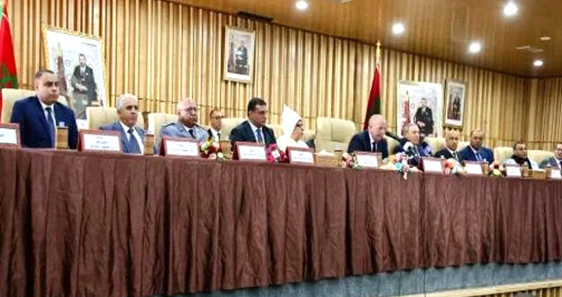 السمارة – جنوب المغرب – العرب أشرف وزير الفلاحة والصيد البحري والتنمية القروية والمياه والغابات، أحمد البواري، أمس الجمعة، على مراسم تنصيب السيد إبراهيم بوتوميلات الذي عينه صاحب الجلالة الملك محمد السادس عاملا على إقليم السمارة. وبعد تلاوة ظهير التعيين، هنأ السيد البواري العامل الجديد على الثقة المولوية السامية التي حظي بها من قبل صاحب الجلالة الملك محمد السادس، مبرزا المسيرة المهنية والتجربة الكبيرة التي راكمها السيد بوتوميلات بالإدارة الترابية بمختلف الأقاليم. كما نوه الوزير في كلمة له بهذه المناسبة بسلفه السيد حميد نعيمي، على عطائه وتفانيه في خدمة قضايا الساكنة ومساهمته في تحقيق العديد من الانجازات التنموية والاجتماعية التي بصمت فترة تعيينه عاملا على إقليم السمارة. و أشار السيد البواري إلى أن هذا التعيين يأتي في سياق ظرفية متميزة، وخيارات تنموية كبرى، وفي ظل اهتمام خاص لدى جلالة الملك بتنمية هذا الإقليم على غرار باقي الأقاليم الجنوبية.