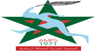 الرباط  -  قناة العرب  تدعو التنسيقية الوطنية لجمعيات الصحافة الرياضية بالمغرب الزملاء الصحافيين المهنيين والمنتسبين للتوجه إلى ملعب "العربي الزاولي" لأداء واجبهم المهني طبقا للفصل 28 من دستور المملكة الشريفة المؤرخ في فاتح يوليوز 2011، وكذا مقتضيات المادة 3 و7 من القانون رقم 88.13 المتعلق بالصحافة والنشر حاملين معهم بطائقهم المهنية الصادرة عن المجلس الوطني للصحافة التي تعتبر البطاقة المهنية الوحيدة المعترف بها والمعتمدة أمام السلطات العمومية طبقا للمادتين 4 و6و 26و27و28و 29 من القانون رقم 89.13 المتعلق بالنظام الأساسي للصحفيين المهنيين، والاعتمادات الصادرة عن المؤسسات الإعلامية لفائدة المنتسبين، وأن غيرها من البطائق لاتلزم إلا الجمعية الصادرة عنها.