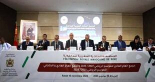 الرباط – العرب أعيد انتخاب عبد الجواد بلحاج، بالإجماع، رئيسا للجامعة الملكية المغربية للملاكمة لولاية جديدة مدتها أربع سنوات، يوم السبت بسلا، وذلك خلال الجمع العام العادي الانتخابي للموسم 2023-2024. وكان السيد بلحاج، المرشح الوحيد لرئاسة الجامعة بعد تقديم لائحة واحدة طبقا لقانون التربية البدنية 30 /09. وانتخب عبد الجواد بلحاج رئيسا للجامعة الملكية المغربية للملاكمة لأول مرة في سنة 2002. وتم خلال هذا اللقاء تلاوة ومناقشة والمصادقة بالإجماع على التقريرين الأدبي والمالي لموسم 2023-2024. وتطرق التقرير الأدبي إلى اتفاقيات الشراكة التي أبرمتها الجامعة مع مجالس جهات المملكة، وذلك تجسيدا للإرادة المشتركة الهادفة إلى توطيد أواصر التعاون والتنسيق المشترك مع مختلف الفاعلين من جماعات ترابية و مجالس منتخبة في أفق بلوغ تمثيل مشرف للمغرب في المحافل الدولية والنهوض بالملاكمة الوطنية والارتقاء بها عبر جهات المملكة. وأضاف التقرير إلى أن هذه الاتفاقيات، التي تشمل أيضا وزارة الشباب والثقافة والتواصل، تتعلق بالإشراف على التأطير التقني بقاعات الملاكمة وتكوين الأطر وتنظيم التظاهرات الجهوية والوطنية وتمكين الشباب من المشاركة الرياضية وتنمية قدراتهم الرياضية وممارسة الملاكمة وفق برنامج تربوي وعلمي من شأنه تطوير الملكات الفكرية والحركية والذهنية والسلوكية للممارسين بالدور الشباب والمراكز السوسيو رياضية للقرب التابعة لقطاع الشباب.
