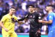 الرياض – العرب حسم التعادل الإيجابي 1-1 ديربي الرياض بين النصر والهلال، التي جمعت الفريقين اليوم الجمعة، على ملعب الأول بارك بالعاصمة الرياض، ضمن منافسات الجولة التاسعة من دوري روشن السعودي للمحترفين. وسجل للنصر تاليسكا في الدقيقة الأولى، بينما سجل للهلال سافيتش في الدقيقة 77. وفشل “العالمي” بذلك في إيقاف السلسلة التاريخية للهلال من دون هزيمة، ليصل إلى 56 مباراة، ويتفرد “الزعيم” بهذا الإنجاز متجاوزا أهلي جدة، الذي سبق وأن وصل إلى 55 مباراة بلا خسارة.وشهدت المباراة إلغاء الحكم هدفا لكل فريق، خلال أحداث الشوط الأول من المواجهة. بهذه النتيجة، واصل الهلال تصدره لجدول الدوري، بعد أن رفع رصيده إلى 25 نقطة، بينما استمر النصر في مركزه الثالث برصيد 19 نقطة. واشتعلت أجواء الديربي مبكرا، عندما سجل البرازيلي إندسون تاليسكا هدف التقدم للنصر بعد 52 ثانية من بداية المباراة، مستفيدا من عرضية متقنة من قبل زميله أوتافيو.
