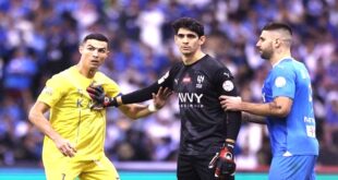 الرياض – العرب حسم التعادل الإيجابي 1-1 ديربي الرياض بين النصر والهلال، التي جمعت الفريقين اليوم الجمعة، على ملعب الأول بارك بالعاصمة الرياض، ضمن منافسات الجولة التاسعة من دوري روشن السعودي للمحترفين. وسجل للنصر تاليسكا في الدقيقة الأولى، بينما سجل للهلال سافيتش في الدقيقة 77. وفشل “العالمي” بذلك في إيقاف السلسلة التاريخية للهلال من دون هزيمة، ليصل إلى 56 مباراة، ويتفرد “الزعيم” بهذا الإنجاز متجاوزا أهلي جدة، الذي سبق وأن وصل إلى 55 مباراة بلا خسارة.وشهدت المباراة إلغاء الحكم هدفا لكل فريق، خلال أحداث الشوط الأول من المواجهة. بهذه النتيجة، واصل الهلال تصدره لجدول الدوري، بعد أن رفع رصيده إلى 25 نقطة، بينما استمر النصر في مركزه الثالث برصيد 19 نقطة. واشتعلت أجواء الديربي مبكرا، عندما سجل البرازيلي إندسون تاليسكا هدف التقدم للنصر بعد 52 ثانية من بداية المباراة، مستفيدا من عرضية متقنة من قبل زميله أوتافيو.