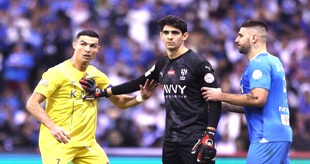 الرياض – العرب حسم التعادل الإيجابي 1-1 ديربي الرياض بين النصر والهلال، التي جمعت الفريقين اليوم الجمعة، على ملعب الأول بارك بالعاصمة الرياض، ضمن منافسات الجولة التاسعة من دوري روشن السعودي للمحترفين. وسجل للنصر تاليسكا في الدقيقة الأولى، بينما سجل للهلال سافيتش في الدقيقة 77. وفشل “العالمي” بذلك في إيقاف السلسلة التاريخية للهلال من دون هزيمة، ليصل إلى 56 مباراة، ويتفرد “الزعيم” بهذا الإنجاز متجاوزا أهلي جدة، الذي سبق وأن وصل إلى 55 مباراة بلا خسارة.وشهدت المباراة إلغاء الحكم هدفا لكل فريق، خلال أحداث الشوط الأول من المواجهة. بهذه النتيجة، واصل الهلال تصدره لجدول الدوري، بعد أن رفع رصيده إلى 25 نقطة، بينما استمر النصر في مركزه الثالث برصيد 19 نقطة. واشتعلت أجواء الديربي مبكرا، عندما سجل البرازيلي إندسون تاليسكا هدف التقدم للنصر بعد 52 ثانية من بداية المباراة، مستفيدا من عرضية متقنة من قبل زميله أوتافيو.