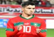 الرباط – العرب أكد نجم فريق ريال مدريد الإسباني والمنتخب الوطني لكرة القدم، إبراهيم دياز، أنه يحلم بكتابة التاريخ رفقة المنتخب المغربي من خلال تحقيق الانتصارات والظفر بالألقاب. وأوضح دياز، في حوار حصري مع وكالة المغرب العربي للأنباء، بمركز تداريب فريق ريال مدريد بالعاصمة الإسبانية بفالديبيباس، أنه ممتن للمغرب وللقارة الإفريقية على الحب والاهتمام الذي حظي به منذ المباراة الأولى التي خاضها بالقميص الوطني، معتبرا أن هذا الأمر مدعاة فخر بالنسبة له ولأفراد عائلته. وأضاف أنه يشعر بالاعتزاز لكونه يلعب في صفوف “منتخب كبير لديه سمعة طيبة وينتظره مستقبل مشرق جدا”.  وبخصوص تجربة اللعب مع المنتخب المغربي، أشار دياز إلى أنه يشعر بالارتياح، وقال في هذا الصدد، “انسجامي مع عناصر الفريق الوطني تم بطريقة سلسلة بالنظر إلى الحب والعناية اللذين لقيتهما من قبل كل مكونات المنتخب الوطني والجمهور المغربي العاشق لكرة القدم، ولطالما شعرت أني فرد من هذه العائلة الكبيرة منذ البداية”. وأعرب، بهذه المناسبة، عن شكره للجميع على الدعم الذي حظي به منذ اللحظة الأولى لالتحاقه ب”أسود الأطلس”، مؤكدا أنه سيبذل كل ما في وسعه للمساهمة في تحقيق الانتصارات وإسعاد الجماهير المغربية. وبخصوص الطفرة النوعية التي تشهدها كرة القدم المغربية، سجل “أسد الأطلس” أن المغرب كان وسيظل دائما ول ادا ومشتلا للمواهب، مذكرا ” بأجيال من اللاعبين المبدعين الذين ساهموا في إعلاء الراية الوطنية في المحافل القارية و الدولية