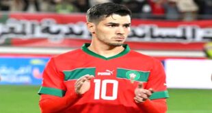 الرباط – العرب أكد نجم فريق ريال مدريد الإسباني والمنتخب الوطني لكرة القدم، إبراهيم دياز، أنه يحلم بكتابة التاريخ رفقة المنتخب المغربي من خلال تحقيق الانتصارات والظفر بالألقاب. وأوضح دياز، في حوار حصري مع وكالة المغرب العربي للأنباء، بمركز تداريب فريق ريال مدريد بالعاصمة الإسبانية بفالديبيباس، أنه ممتن للمغرب وللقارة الإفريقية على الحب والاهتمام الذي حظي به منذ المباراة الأولى التي خاضها بالقميص الوطني، معتبرا أن هذا الأمر مدعاة فخر بالنسبة له ولأفراد عائلته. وأضاف أنه يشعر بالاعتزاز لكونه يلعب في صفوف “منتخب كبير لديه سمعة طيبة وينتظره مستقبل مشرق جدا”.  وبخصوص تجربة اللعب مع المنتخب المغربي، أشار دياز إلى أنه يشعر بالارتياح، وقال في هذا الصدد، “انسجامي مع عناصر الفريق الوطني تم بطريقة سلسلة بالنظر إلى الحب والعناية اللذين لقيتهما من قبل كل مكونات المنتخب الوطني والجمهور المغربي العاشق لكرة القدم، ولطالما شعرت أني فرد من هذه العائلة الكبيرة منذ البداية”. وأعرب، بهذه المناسبة، عن شكره للجميع على الدعم الذي حظي به منذ اللحظة الأولى لالتحاقه ب”أسود الأطلس”، مؤكدا أنه سيبذل كل ما في وسعه للمساهمة في تحقيق الانتصارات وإسعاد الجماهير المغربية. وبخصوص الطفرة النوعية التي تشهدها كرة القدم المغربية، سجل “أسد الأطلس” أن المغرب كان وسيظل دائما ول ادا ومشتلا للمواهب، مذكرا ” بأجيال من اللاعبين المبدعين الذين ساهموا في إعلاء الراية الوطنية في المحافل القارية و الدولية