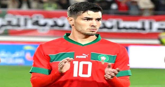 الرباط – العرب أكد نجم فريق ريال مدريد الإسباني والمنتخب الوطني لكرة القدم، إبراهيم دياز، أنه يحلم بكتابة التاريخ رفقة المنتخب المغربي من خلال تحقيق الانتصارات والظفر بالألقاب. وأوضح دياز، في حوار حصري مع وكالة المغرب العربي للأنباء، بمركز تداريب فريق ريال مدريد بالعاصمة الإسبانية بفالديبيباس، أنه ممتن للمغرب وللقارة الإفريقية على الحب والاهتمام الذي حظي به منذ المباراة الأولى التي خاضها بالقميص الوطني، معتبرا أن هذا الأمر مدعاة فخر بالنسبة له ولأفراد عائلته. وأضاف أنه يشعر بالاعتزاز لكونه يلعب في صفوف “منتخب كبير لديه سمعة طيبة وينتظره مستقبل مشرق جدا”.  وبخصوص تجربة اللعب مع المنتخب المغربي، أشار دياز إلى أنه يشعر بالارتياح، وقال في هذا الصدد، “انسجامي مع عناصر الفريق الوطني تم بطريقة سلسلة بالنظر إلى الحب والعناية اللذين لقيتهما من قبل كل مكونات المنتخب الوطني والجمهور المغربي العاشق لكرة القدم، ولطالما شعرت أني فرد من هذه العائلة الكبيرة منذ البداية”. وأعرب، بهذه المناسبة، عن شكره للجميع على الدعم الذي حظي به منذ اللحظة الأولى لالتحاقه ب”أسود الأطلس”، مؤكدا أنه سيبذل كل ما في وسعه للمساهمة في تحقيق الانتصارات وإسعاد الجماهير المغربية. وبخصوص الطفرة النوعية التي تشهدها كرة القدم المغربية، سجل “أسد الأطلس” أن المغرب كان وسيظل دائما ول ادا ومشتلا للمواهب، مذكرا ” بأجيال من اللاعبين المبدعين الذين ساهموا في إعلاء الراية الوطنية في المحافل القارية و الدولية