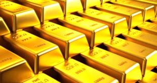 الرباط  -  العرب استقر الذهب اليوم، الثلاثاء، مع امتناع المستثمرين عن المجازفة قبل الانتخابات الرئاسية الأمريكية، فضلاً عن ترقب اجتماع السياسة النقدية لمجلس الاحتياطي الاتحادي الأمريكي المقرر في وقت لاحق من هذا الأسبوع.  وتراجع الذهب في المعاملات الفورية 0.1 بالمئة، مسجلاً 2733.39 دولار للأوقية، بعدما بلغ مستوى قياسيًا مرتفعًا عند 2790.15 الأسبوع الماضي.  وشهدت العقود الأمريكية الآجلة للذهب تراجعًا طفيفًا بنسبة 0.1 بالمئة، مسجلة 2742.40 دولار للأوقية.  وبالنسبة للمعادن النفسية الأخرى، استقرت الفضة في المعاملات الفورية عند 32.46 للأوقية، وخسر البلاتين 0.1 بالمئة ليسجل 982.50 دولار، في حين صعد البلاديوم 0.2 بالمئة إلى 1076.50 دولار.  