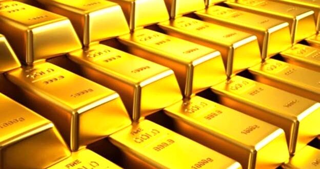 الرباط  -  العرب استقر الذهب اليوم، الثلاثاء، مع امتناع المستثمرين عن المجازفة قبل الانتخابات الرئاسية الأمريكية، فضلاً عن ترقب اجتماع السياسة النقدية لمجلس الاحتياطي الاتحادي الأمريكي المقرر في وقت لاحق من هذا الأسبوع.  وتراجع الذهب في المعاملات الفورية 0.1 بالمئة، مسجلاً 2733.39 دولار للأوقية، بعدما بلغ مستوى قياسيًا مرتفعًا عند 2790.15 الأسبوع الماضي.  وشهدت العقود الأمريكية الآجلة للذهب تراجعًا طفيفًا بنسبة 0.1 بالمئة، مسجلة 2742.40 دولار للأوقية.  وبالنسبة للمعادن النفسية الأخرى، استقرت الفضة في المعاملات الفورية عند 32.46 للأوقية، وخسر البلاتين 0.1 بالمئة ليسجل 982.50 دولار، في حين صعد البلاديوم 0.2 بالمئة إلى 1076.50 دولار.  