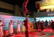 الرباط – العرب فاز الفيلم الروائي الطويل “الحدود الخضراء” (غرين بوردر) للمخرجة البولندية أنييسكا هولاند بالجائزة الكبرى للمهرجان الدولي للسينما والهجرة في دورته الـ 20، التي اختتمت فعالياتها مساء أمس السبت بأكادير. وآلت جائزة أفضل مخرج لفيلم “درب الأشباح” لمخرجه جوناثان ميليت (فرنسا-ألمانيا-بلجيكا)، بينما ذهبت جائزة أفضل سيناريو إلى فيلم “حكاية سليمان” للمخرج الفرنسي بوريس لوجكين. وقد منحت لجنة التحكيم تنويهين خاصين لفيلمي “عصفور جنة” لمراد بن الشيخ و”إكسوفتكس” لناز ديشي. ومنحت لجنة تحكيم المسابقة الرسمية الثانية للمهرجان، المخصصة للأفلام القصيرة، الجائزة الكبرى في هذه الفئة للمخرجين المهدي ويانيس حمنان عن فيلمهما “سليمان” (فرنسا) وضمن نفس الفئة، تم منح تنويهين خاصين لفيلمي “بلا مفتاح” للمخرج وليد مسناوي، و”عجز الكلمات” للمخرجة لارا بينتا، و”حورية البحر تتزوج” للمخرج أشرف عجراوي. كما مُنحت جائزة منظمة “Progettomondo” الخاصة للفيلم القصير “تسوتسو” للمخرج أمارتي أرمار (فرنسا-غانا) أما جائزة أفضل دور نسائي فكانت من نصيب كاميليا جوردانا عن أدائها في فيلم “Avant que les flammes ne s’éteignent” للمخرج مهدي فكري، بينما آلت جائزة أفضل دور رجالي إلى أبو سنغار وآدم بيسا عن أدائهما في فيلم “حكاية سليمان”، و”درب الأشباح” على التوالي. وخلال الحفل الختامي، تم تكريم الكاتب والمخرج والمنتج المغربي أحمد المعنوني والممثلة المغربية-الكندية هدى الريحاني.