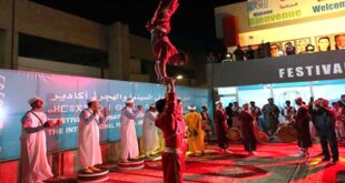 الرباط – العرب فاز الفيلم الروائي الطويل “الحدود الخضراء” (غرين بوردر) للمخرجة البولندية أنييسكا هولاند بالجائزة الكبرى للمهرجان الدولي للسينما والهجرة في دورته الـ 20، التي اختتمت فعالياتها مساء أمس السبت بأكادير. وآلت جائزة أفضل مخرج لفيلم “درب الأشباح” لمخرجه جوناثان ميليت (فرنسا-ألمانيا-بلجيكا)، بينما ذهبت جائزة أفضل سيناريو إلى فيلم “حكاية سليمان” للمخرج الفرنسي بوريس لوجكين. وقد منحت لجنة التحكيم تنويهين خاصين لفيلمي “عصفور جنة” لمراد بن الشيخ و”إكسوفتكس” لناز ديشي. ومنحت لجنة تحكيم المسابقة الرسمية الثانية للمهرجان، المخصصة للأفلام القصيرة، الجائزة الكبرى في هذه الفئة للمخرجين المهدي ويانيس حمنان عن فيلمهما “سليمان” (فرنسا) وضمن نفس الفئة، تم منح تنويهين خاصين لفيلمي “بلا مفتاح” للمخرج وليد مسناوي، و”عجز الكلمات” للمخرجة لارا بينتا، و”حورية البحر تتزوج” للمخرج أشرف عجراوي. كما مُنحت جائزة منظمة “Progettomondo” الخاصة للفيلم القصير “تسوتسو” للمخرج أمارتي أرمار (فرنسا-غانا) أما جائزة أفضل دور نسائي فكانت من نصيب كاميليا جوردانا عن أدائها في فيلم “Avant que les flammes ne s’éteignent” للمخرج مهدي فكري، بينما آلت جائزة أفضل دور رجالي إلى أبو سنغار وآدم بيسا عن أدائهما في فيلم “حكاية سليمان”، و”درب الأشباح” على التوالي. وخلال الحفل الختامي، تم تكريم الكاتب والمخرج والمنتج المغربي أحمد المعنوني والممثلة المغربية-الكندية هدى الريحاني.