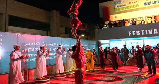 الرباط – العرب فاز الفيلم الروائي الطويل “الحدود الخضراء” (غرين بوردر) للمخرجة البولندية أنييسكا هولاند بالجائزة الكبرى للمهرجان الدولي للسينما والهجرة في دورته الـ 20، التي اختتمت فعالياتها مساء أمس السبت بأكادير. وآلت جائزة أفضل مخرج لفيلم “درب الأشباح” لمخرجه جوناثان ميليت (فرنسا-ألمانيا-بلجيكا)، بينما ذهبت جائزة أفضل سيناريو إلى فيلم “حكاية سليمان” للمخرج الفرنسي بوريس لوجكين. وقد منحت لجنة التحكيم تنويهين خاصين لفيلمي “عصفور جنة” لمراد بن الشيخ و”إكسوفتكس” لناز ديشي. ومنحت لجنة تحكيم المسابقة الرسمية الثانية للمهرجان، المخصصة للأفلام القصيرة، الجائزة الكبرى في هذه الفئة للمخرجين المهدي ويانيس حمنان عن فيلمهما “سليمان” (فرنسا) وضمن نفس الفئة، تم منح تنويهين خاصين لفيلمي “بلا مفتاح” للمخرج وليد مسناوي، و”عجز الكلمات” للمخرجة لارا بينتا، و”حورية البحر تتزوج” للمخرج أشرف عجراوي. كما مُنحت جائزة منظمة “Progettomondo” الخاصة للفيلم القصير “تسوتسو” للمخرج أمارتي أرمار (فرنسا-غانا) أما جائزة أفضل دور نسائي فكانت من نصيب كاميليا جوردانا عن أدائها في فيلم “Avant que les flammes ne s’éteignent” للمخرج مهدي فكري، بينما آلت جائزة أفضل دور رجالي إلى أبو سنغار وآدم بيسا عن أدائهما في فيلم “حكاية سليمان”، و”درب الأشباح” على التوالي. وخلال الحفل الختامي، تم تكريم الكاتب والمخرج والمنتج المغربي أحمد المعنوني والممثلة المغربية-الكندية هدى الريحاني.
