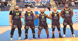 الرباط – قناة العرب تمكن فريق العاصمة اتحاد الفتح الرياضي من فك ارتباطه مع الوداد الرياضي وهو يفوز عليه في قمة الدورة الرابعة من بطولة القسم الوطني الممتاز لكرة السلة لينفرد بالزعامة ، في الوقت الذي مازال شباب الوطية لطانطان ،وتفاحة ميدلت ، والأمل الصويري بدون أي فوز بعد أربع مباريات . هذه اهم وابرز معالم بطولة الموسم التي مازالت في خطواتها الاولى .. .في الرباط وفي لقاء قوي طبعته الندية ،تمكن ابناء المدرب سعيد البوزيدي من تحقيق فوز استراتيجي على الوداد الرياضي بقيادة المدرب ادريس عاقل ، الفتحيون عرفوا كيف يسيرون المواجهة بخبرة وذكاء وكان لهم الفوز بفارق 18نقطة ، انها اول سقطة ودادية هذا الموسم، من اجل مراجعة دقيقة لكل الأمور . .في القاعة المغطاة بميدلت لم يقو فريق تفاحة ميدلت على مجاراة جمعية سلا ،ليستسلم لهزيمة رابعة على التوالي ، السلاويون غنموا نقط اللقاء بحصة 71مقابل40اي بفارق 31 نقطة ، مما يؤكد ان تفاحة ميدلت سيجد عسرا كبيرا في مسايرة بطولة تحتاج الى إمكانات بشرية وتقنية مهمة ، فوز فارس الرقراق يتركه قريبا من الزعامة كماعود أنصاره وعشاقه .