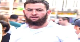 لرباط – قناة العرب أعلن مكتب رئيس الوزراء الإسرائيلي أن الجهات الاستخباراتية والأمنية في الإمارات عثرت على جثة الحاخام المفقود تسفي كوغان، واعتبر الحادث "إرهابا إجراميا معاديا للسامية". .وفقا لموقع روسيا اليوم . وجاء في بيان مكتب رئيس الوزراء أن "السفارة الإسرائيلية في أبوظبي كانت على اتصال بالعائلة منذ بداية الحادث وتواصل مرافقتهم خلال أوقاتهم الصعبة، كما تم إبلاغ عائلته في إسرائيل". وأضاف: "إن مقتل تسفي كوغان هو حادث إرهابي إجرامي معاد للسامية. وستتحرك دولة إسرائيل بكل الوسائل وستحقق العدالة للمجرمين المسؤولين عن مقتله". وفي قت سابق من اليوم الأحد "تم العثور على سيارة مبعوث حباد المفقود وهي خالية، ويشتبه في أنه قُتل على يد مجموعة مرتبطة بإيران".