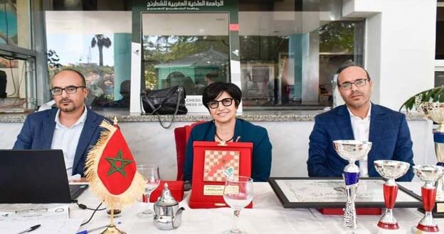 الرباط  -  العرب في اطار احتفالات الشعب المغربي بالذكرى التاسعة والاربعين لانطلاق المسيرة الخضراء المظفرة وتحت اشراف الجامعة الملكية المغربية للشطرنج نظمت جمعية فرس وادي الذهب للشطرنج النسخة الثامنة لدوري المسيرة الخضراء بدعم من المجلس الجهوي لجهة الداخلة وادي الذهب ، واكاديمية جهة الداخلة وادي الذهب الذي عرف مشاركة عدد من الفرق تمثل الاقاليم الجنوبية للمملكة المغربية الداخلة،العيون،طرفاية،والسمارة . وبعد تنافس كبير بين الابطال الذين شاركوا في هذا الدوري توج عبد الكريم بن حسون من جمعية فرس وادي الذهب للشطرنج بلقب النسخة الثامنة من دوري المسيرة الخضراء وحصل على منحة مالية ، فيما فاز بالمرتبة الثانية محمد حيمودة من نادي بلدية العيون ، واحتل المرتبة الثالثة سفيان رزاق من نفس الفريق نادي بلدية العيون للشطرنج . وقد عبر اغلب الابطال المشاركين عن سعادتهم بالمشاركة الناجحة في دوري المسيرة الخضراء للشطرنج ،الذي تميز بمستوى تقني ومنافسة شريفة بين الابطال المشاركين ،وهو مايؤكد بالملموس ان لعبة الشطرنج تسير في خط تصاعدي بفضل تظافر الجهود بين جميع المتدخلين ، وفي نهاية الدوري الذي شهد تنظيما محكما اشرفت السيدة بشرى القادري رئيسة الجامعة الملكية المغربية للشطرنج ، والسيد يوسف باري رئيس جمعية فرس وادي الذهب للشطرنج ، والسيد مولاي بوتال لمباركي النائب الثالث لرئيس جهة الداخلة وادي الذهب على توزيع الجوائز والمنح المالية على الابطال الفائزين بالمراتب الخمسة الاولى . على صعيد أخر قامت السيدة بشرى القادري رئيسة الجامعة الملكية المغربية للشطرنج بتكريم السيد رئيس جهة الداخلة وادي الذهب ،والسيد مدير اكاديمية جهة الداخلة وادي الذهب ، والسيد المدير الاقليمي لوادي الذهب في اجواء مميزة احتفالا بذكرى المسيرة الخضراء المظفرة بمدينة الداخلة الجميلة.