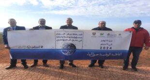 الرباط – قناة العرب انطلقت مساء يوم الأحد 17 نونبر 2024 من مدينة سلا القافلة الوطنية حول الماء، تحت شعار "الحفاظ على الماء مسؤولية وطنية و أمانة في عنق كل المواطنين" من تنظيم ائتلاف مستثمري جنوب المغرب. وستجوب هذه القافلة جميع جهات المملكة المغربية لتصل إلى مدينة الداخلة يوم 17 دجنبر المقبل، حيث سيتم تتويج هذه القافلة بتنظيم المناظرة الوطنية حول الماء يومي 21 و 22 دجنبر 2024. وحول أهداف هذه القافلة و المناظرة الوطنية حول الماء أكد السيد حاتم العناية رئيس ائتلاف مستثمري جنوب المغرب أن هذه المبادرة تهدف إلى رفع الوعي بأهمية ترشيد استهلاك المياه والحفاظ على الموارد المائية في ظل التحديات البيئية التي تواجه المغرب والعالم. حيث تشهد المملكة المغربية تزايدا في الضغوط على الموارد المائية نتيجة لتغير المناخ والنمو السكاني والتوسع العمراني. وتأتي القافلة كجزء من الجهود الوطنية للتصدي لهذه التحديات، حيث تعتمد على استراتيجية شاملة تتضمن التوعية، التحسيس، والتعاون بين مختلف الفاعلين. و تتضمن القافلة سلسلة من الأنشطة التوعوية والتثقيفية، بما في ذلك:
