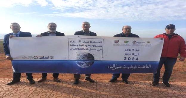 الرباط – قناة العرب انطلقت مساء يوم الأحد 17 نونبر 2024 من مدينة سلا القافلة الوطنية حول الماء، تحت شعار "الحفاظ على الماء مسؤولية وطنية و أمانة في عنق كل المواطنين" من تنظيم ائتلاف مستثمري جنوب المغرب. وستجوب هذه القافلة جميع جهات المملكة المغربية لتصل إلى مدينة الداخلة يوم 17 دجنبر المقبل، حيث سيتم تتويج هذه القافلة بتنظيم المناظرة الوطنية حول الماء يومي 21 و 22 دجنبر 2024. وحول أهداف هذه القافلة و المناظرة الوطنية حول الماء أكد السيد حاتم العناية رئيس ائتلاف مستثمري جنوب المغرب أن هذه المبادرة تهدف إلى رفع الوعي بأهمية ترشيد استهلاك المياه والحفاظ على الموارد المائية في ظل التحديات البيئية التي تواجه المغرب والعالم. حيث تشهد المملكة المغربية تزايدا في الضغوط على الموارد المائية نتيجة لتغير المناخ والنمو السكاني والتوسع العمراني. وتأتي القافلة كجزء من الجهود الوطنية للتصدي لهذه التحديات، حيث تعتمد على استراتيجية شاملة تتضمن التوعية، التحسيس، والتعاون بين مختلف الفاعلين. و تتضمن القافلة سلسلة من الأنشطة التوعوية والتثقيفية، بما في ذلك: