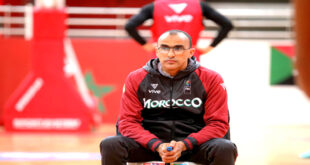 الرباط – العرب أكد الناخب الوطني، لبيب الحمراني، يوم الخميس بسلا، أن المنتخب المغربي لكرة السلة عازم على بذل كل الجهود من أجل بلوغ نهائيات كأس إفريقيا لكرة السلة 2025. وقال مدرب المنتخب الوطني، في تصريح لوكالة المغرب العربي للأنباء، على هامش حصة تدريبية للنخبة الوطنية، أن “المغرب يقع في مجموعة قوية للغاية، إلى جانب جنوب السودان، ظاهرة كرة السلة القارية في السنوات الأخيرة، والكونغو الديمقراطية ومالي”، مضيفا أن هذا الأمر سيشكل حافزا للعناصر الوطنية للظهور بأفضل مستوى. وأشار إلى أن إعداد لائحة الفريق الوطني لم يكن بالمهمة الهينة بسبب ضيق الوقت، موضحا أنه “فور تلقي الجامعة الملكية المغربية لكرة السلة دعوة المشاركة في الإقصائيات، اشتغلنا على إعداد لائحة اللاعبين الذين سيمثلون المغرب في هذا الاستحقاق القاري”.