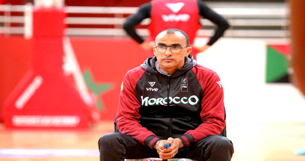 الرباط – العرب أكد الناخب الوطني، لبيب الحمراني، يوم الخميس بسلا، أن المنتخب المغربي لكرة السلة عازم على بذل كل الجهود من أجل بلوغ نهائيات كأس إفريقيا لكرة السلة 2025. وقال مدرب المنتخب الوطني، في تصريح لوكالة المغرب العربي للأنباء، على هامش حصة تدريبية للنخبة الوطنية، أن “المغرب يقع في مجموعة قوية للغاية، إلى جانب جنوب السودان، ظاهرة كرة السلة القارية في السنوات الأخيرة، والكونغو الديمقراطية ومالي”، مضيفا أن هذا الأمر سيشكل حافزا للعناصر الوطنية للظهور بأفضل مستوى. وأشار إلى أن إعداد لائحة الفريق الوطني لم يكن بالمهمة الهينة بسبب ضيق الوقت، موضحا أنه “فور تلقي الجامعة الملكية المغربية لكرة السلة دعوة المشاركة في الإقصائيات، اشتغلنا على إعداد لائحة اللاعبين الذين سيمثلون المغرب في هذا الاستحقاق القاري”.