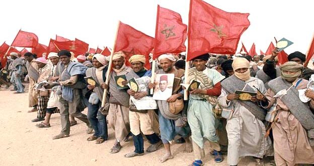 لرباط  - العرب  يحتفل الشعب المغربي قاطبة ، يوم  الأربعاء، في أجواء من الحماس الفياض، والتعبئة المستمرة، واليقظة الموصولة حول قضية الوحدة الترابية، بالذكرى الـ49 للمسيرة الخضراء المظفرة؛ الملحمة الساطعة في مسار الكفاح الوطني من أجل استكمال الاستقلال وتحقيق الوحدة الترابية للمملكة. ويجسد هذا الحدث النوعي، الذي أبدعته عبقرية جلالة المغفور له الحسن الثاني لتحرير الأقاليم الجنوبية من الاستعمار الإسباني، أروع صور التلاحم بين العرش العلوي والشعب المغربي. ففي السادس من نونبر سنة 1975، انطلقت جماهير المتطوعين من كل فئات وشرائح الشعب المغربي، ومن سائر ربوع الوطن، بنظام وانتظام صوب الأقاليم الصحراوية لتحريرها، بقوة الإيمان وبأسلوب حضاري وسلمي فريد من نوعه. ويشكل تخليد هذه المحطة التاريخية الكبرى، الحبلى بالدروس والعبر، والطافحة بالمعاني والقيم، مناسبة لاستحضار الأمجاد واستنهاض الهمم من أجل إعلاء صروح المغرب الحديث، تحت القيادة المستنيرة لصاحب الجلالة الملك محمد السادس. وأمام العزيمة الراسخة للحشود الغفيرة المسلحة بالمصحف الشريف والعلم الوطني، لم تجد سلطات الاحتلال من سبيل سوى الرضوخ لإرادة الملك والشعب في استكمال وحدة الوطن، وإعلان انتهاء احتلال الأقاليم الجنوبية، ليصبح بذلك هذا الحدث ملحمة تاريخية شدت أنظار العالم وخلفت أصداء على نطاق واسع، بما عكسته من عزم وإرادة وإيمان المغاربة وتعبئتهم التامة والشاملة من أجل استرجاع الأراضي المستلبة. وما كان لهذه الملحمة، التي جسدت عبقرية الملك الموحد، الذي استطاع بأسلوب حضاري وسلمي فريد نابع من قوة الإيمان بالحق وبعدالة القضية الوطنية من أجل استرجاع الأقاليم الجنوبية، إلا أن تتكلل بنصر المغاربة الذين رفعوا راية الوطن خفاقة في سماء العيون بتاريخ 28 فبراير 1976، إيذانا بانتهاء فترة الاحتلال والوجود الأجنبي في ربوع الصحراء المغربية، ليليها استرجاع إقليم وادي الذهب في 14 غشت 1979.