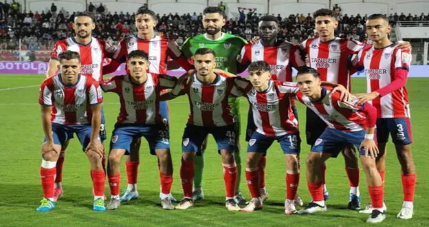 لرباط  - قناة العرب فاز فريق المغرب التطواني على مضيفه اتحاد طنجة بهدفين لواحد، في المباراة التي جمعتهما، يوم السبت، على أرضية الملعب البلدي بالقنيطرة، برسم الدورة الـ11 من البطولة الوطنية الاحترافية “إنوي” للقسم الأول لكرة القدم. وسجل هدفي المغرب التطواني كل من حمزة درعي (د 12)، ومحمد كمال (د 19 ض ج). ووقع لاتحاد طنجة جواد غبرة (د 55 ض ج). وعقب هذه النتيجة، رفع المغرب التطواني رصيده إلى 10 نقاط في المركز الـ15، فيما احتل اتحاد طنجة المركز الثامن مؤقتا، برصيد 14 نقطة.