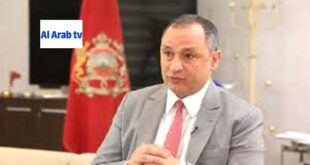 الرباط – العرب    أكد وزير الصناعة والتجارة، رياض مزور، أن الدورة الوزارية الـ40 للجنة الدائمة للتعاون الاقتصادي والتجاري للدول الأعضاء في منظمة التعاون الإسلامي (كومسيك)، والتي افتتحت أشغالها اليوم الاثنين بإسطنبول، تعد مناسبة لتعزيز الاندماج الاقتصادي والتجاري  بين الدول الإسلامية. وأضاف السيد مزور، في تصريح لوكالة المغرب العربي للأنباء، أن انعقاد لجنة الكومسيك، التي تحتفل هذا العام بالذكرى الأربعين لتأسيسها، يأتي في وقت تشهد فيه العلاقات التجارية بين الدول الإسلامية تطورات كبيرة. وقال الوزير، إن العالم يشهد اليوم رهانات وتحولات مهمة، مع بروز أنظمة حمائية جديدة، مما يستدعي تضامنا أكبر بين الدول الإسلامية وتعزيز الاندماج الاقتصادي والتجاري، وحماية الاستثمارات فيما بينها. من جهة أخرى، أشار السيد مزور إلى أن لجنة الكومسيك تعمل حاليا على عدد من المشاريع والاتفاقيات، في إطار برنامج منظمة التعاون الإسلامي 2016-2025، تتعلق أساسا بتسوية النزاعات وتوحيد المقاييس والمعايير المشتركة، مما يسهم في تعزيز التبادلات التجارية بين الدول الإسلامية. يذكر أن أشغال الدورة الوزارية الـ40 للجنة الكومسيك ستركز، أساسا، على مناقشة انعكاسات التطورات الاقتصادية العالمية على الدول الأعضاء، والتجارة البينية بين دول المنظمة، علاوة على تعزيز دور القطاع الخاص في التعاون الاقتصادي. وتعد الكومسيك منصة على المستوى الوزاري أنشئت سنة 1981 خلال مؤتمر القمة الإسلامي الثالث بمكة المكرمة. ودخلت حيز التنفيذ في مؤتمر القمة الرابع الذي انعقد في الدار البيضاء عام 1984.