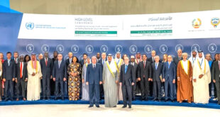 الرباط –  قناة العرب – محمد بلغريب   انطلقت اليوم الاثنين في الكويت ، أعمال المؤتمر الرابع حول تعزيز التعاون الدولي في مكافحة الإرهاب وبناء آليات مرنة لأمن الحدود. وافتتح المؤتمر الدولي بالكويت، ولي العهد الشيخ صباح خالد الحمد الصباح، ودعا لجهد موحد في مواجهة الإرهاب، وفق وكالة الأنباء الكويتية . وتمنى  ولي العهد الشيخ صباح خالد الحمد الصباح في كلمته الافتتاحية،  "نجاح أعمال المؤتمر التي تستضيفه الكويت إيمانا منها بأهدافه النبيلة الساعية للانطلاق نحو مكافحة الإرهاب من خلال ضمان أمن الحدود". وأوضح ولي العهد : "نعول على مرحلة دولة الكويت من عملية دوشانبه بأن تسهم في ترسيخ أطر العمل الدولي الرامي لخلق مستقبل مزدهر ينعم الجميع فيه بالأمن والأمان ويسوده الاستقرار في ظل سيادة القانون". وقال ولي العهد الشيخ صباح خالد الحمد الصباح ، أن "الإرهاب يشكل آفة لا تعترف بأية حدود ولا تفرق بين الدول أو الأديان أو الأجناس والأعراق بل تتفشى مستهدفة كافة أوجه حياة الشعوب وأمنها واستقرارها وتستغل التطور التكنولوجي المتسارع لخدمة أنشطتها المجرمة". وأضاف  ولي العهد ،  "هناك ضرورة ملحة لنتوصل إلى تعريف للإرهاب بكل أشكاله وأن يكون هذا التعريف متوافقا عليه ومقبولا من قبل الجميع سعيا إلى توحيد الجهود المبذولة وتقويتها". وشدد ولي العهد ، على "أهمية أمن الحدود باعتباره ركيزة أساسية للحفاظ على استقرار الدول والذود عن شعوبها من تهديدات الإرهاب ممثلة بأنشطتها التي تشمل تهريب الأسلحة والمخدرات والأفراد والاتجار بالبشر". وأعرب ولي العهد ،عن أمله في أن "تكون مضامين الوثيقة الختامية لأعمال هذا المؤتمر المعنونة بـ"إعلان الكويت" علامة فارقة في مسيرة التعاون الدولي لمكافحة الإرهاب من خلال بناء آليات مرنة لأمن الحدود"، متطلعا لعقد المؤتمر رفيع المستوى لأمن الحدود وإدارته في شهر يونيو من عام 2026.