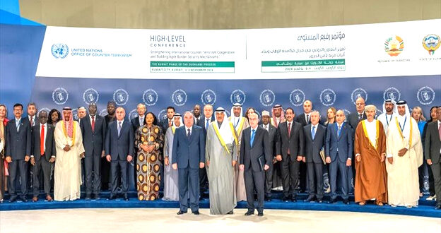 الرباط –  قناة العرب – محمد بلغريب   انطلقت اليوم الاثنين في الكويت ، أعمال المؤتمر الرابع حول تعزيز التعاون الدولي في مكافحة الإرهاب وبناء آليات مرنة لأمن الحدود. وافتتح المؤتمر الدولي بالكويت، ولي العهد الشيخ صباح خالد الحمد الصباح، ودعا لجهد موحد في مواجهة الإرهاب، وفق وكالة الأنباء الكويتية . وتمنى  ولي العهد الشيخ صباح خالد الحمد الصباح في كلمته الافتتاحية،  "نجاح أعمال المؤتمر التي تستضيفه الكويت إيمانا منها بأهدافه النبيلة الساعية للانطلاق نحو مكافحة الإرهاب من خلال ضمان أمن الحدود". وأوضح ولي العهد : "نعول على مرحلة دولة الكويت من عملية دوشانبه بأن تسهم في ترسيخ أطر العمل الدولي الرامي لخلق مستقبل مزدهر ينعم الجميع فيه بالأمن والأمان ويسوده الاستقرار في ظل سيادة القانون". وقال ولي العهد الشيخ صباح خالد الحمد الصباح ، أن "الإرهاب يشكل آفة لا تعترف بأية حدود ولا تفرق بين الدول أو الأديان أو الأجناس والأعراق بل تتفشى مستهدفة كافة أوجه حياة الشعوب وأمنها واستقرارها وتستغل التطور التكنولوجي المتسارع لخدمة أنشطتها المجرمة". وأضاف  ولي العهد ،  "هناك ضرورة ملحة لنتوصل إلى تعريف للإرهاب بكل أشكاله وأن يكون هذا التعريف متوافقا عليه ومقبولا من قبل الجميع سعيا إلى توحيد الجهود المبذولة وتقويتها". وشدد ولي العهد ، على "أهمية أمن الحدود باعتباره ركيزة أساسية للحفاظ على استقرار الدول والذود عن شعوبها من تهديدات الإرهاب ممثلة بأنشطتها التي تشمل تهريب الأسلحة والمخدرات والأفراد والاتجار بالبشر". وأعرب ولي العهد ،عن أمله في أن "تكون مضامين الوثيقة الختامية لأعمال هذا المؤتمر المعنونة بـ"إعلان الكويت" علامة فارقة في مسيرة التعاون الدولي لمكافحة الإرهاب من خلال بناء آليات مرنة لأمن الحدود"، متطلعا لعقد المؤتمر رفيع المستوى لأمن الحدود وإدارته في شهر يونيو من عام 2026.