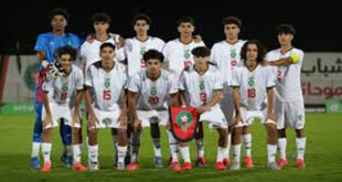 الرباط – قناة العرب  تأهل المنتخب الوطني لأقل من 17 سنة لنهائيات كأس أمم إفريقيا لكرة القدم، وذلك عقب تعادله مع نظيره الجزائري (1-1)، في المباراة التي جمعتهما، مساء اليوم السبت، على أرضية ملعب البشير بالمحمدية، برسم بطولة شمال إفريقيا. وسجل لمنتخب الجزائر عبد الرحمان عشوري (د 5)، فيما أدرك التعادل للمنتخب المغربي بلال سقراط (د 58). وعقب هذه النتيجة رفع المنتخب الوطني لأقل من 17 سنة رصيده إلى 8 نقاط، جمعها من فوزين وتعادلين، ليحتل المركز الثاني، خلف المنتخب المصري الذي تصدر البطولة بـ9 نقاط بعد فوزه على المنتخب الليبي (6-1)، ليضمن بدوره بلوغ النهائيات. وجرت منافسات بطولة شمال إفريقيا لكرة القدم بالمغرب خلال الفترة الممتدة ما بين 11 و23 نونبر الجاري، بملعبي الأب جيكو بالدار البيضاء والبشير بالمحمدية.