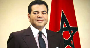 الرباط  - العرب  تيفي أكد صاحب السمو الملكي الأمير مولاي رشيد، رئيس مؤسسة المهرجان الدولي للفيلم بمراكش، أنه "منذ نشأته في شتنبر من سنة 2001، استطاع المهرجان الدولي للفيلم بمراكش أن يستقطب ألمع نجوم السينما العالمية، معززا بذلك موقع المغرب كوجهة بارزة للإنتاجات الأجنبية الكبرى، ومساهما في الدينامية التي تشهدها الصناعة السينمائية الوطنية، تنمية لمواهبها". وأبرز صاحب السمو الملكي، في كلمة منشورة على الموقع الإلكتروني الرسمي للمهرجان، بمناسبة دورته الحادية والعشرين، التي ستقام من 29 نونبر الجاري إلى 7 دجنبر المقبل، أنه، وتنفيذا للتوجيهات السامية لصاحب الجلالة الملك محمد السادس، نصره الله، إبان تأسيس المهرجان، "ظل التزامنا بدعم مواهبنا السينمائية الشابة راسخا عبر السنين، حيث قام المهرجان بدعم المئات من حاملي المشاريع، وتشجيع بروز جيل جديد من السينمائيين، من بينهم على السبيل لا الحصر، المخرجة المغربية الشابة أسماء المدير، التي نالت لأول مرة في التاريخ، النجمة الذهبية لمراكش. وكان فيلمها (كذب أبيض) قد حظي من قبل، بدعم من ورشات الأطلس التي توجته خلال دورتين".