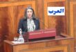 الرباط – العرب قالت وزيرة الاقتصاد والمالية، نادية فتاح، أمس الخميس بمجلس النواب، إن مشروع قانون المالية لسنة 2025 يتسم بأربعة أبعاد أساسية تتمثل في البعد الاستباقي والبعد الاجتماعي، ثم المجالي، فالماكرو اقتصادي. وأوضحت السيدة نادية فتاح في معرض ردها على ملاحظات وتساؤلات النواب البرلمانيين خلال جلسة عمومية خُصصت للدراسة والتصويت على الجزء الأول من مشروع قانون المالية، أن الحكومة اتخذت تدابير مناسبة وإجراءات ذات وقع ملموس واستباقي للتخفيف من آثار الأزمات على المواطنين وتقليل تضررهم من ارتفاع الأسعار، “مما ساهم في خفض نسبة التضخم إلى 1.1 في المائة”. وفيما يتعلق بالبعد الاجتماعي، أكدت الوزيرة على استمرار الحكومة في التنزيل الفعلي لورش الحماية الاجتماعية، قائلة “إن التغطية الصحية أصبحت اليوم واقعا يستفيد منه العديد من المغاربة (…) ونعمل ليل نهار لتحقيق التنزيل الفعلي لهذا المشروع”. وتوقفت السيدة نادية فتاح في هذا الإطار، عند ورش الحوار الاجتماعي الذي أكدت أنه “كان له تأثير غير مسبوق، حيث خصص له مبلغ 20 مليار درهم هذه السنة”، بالإضافة إلى “تخفيض الضريبة على الدخل الذي سيكلف أكثر من 5 مليار درهم إضافية، وسيستفيد منها أكثر من 80 في المائة من الشغيلة في القطاع الخاص”.