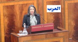 الرباط – العرب قالت وزيرة الاقتصاد والمالية، نادية فتاح، أمس الخميس بمجلس النواب، إن مشروع قانون المالية لسنة 2025 يتسم بأربعة أبعاد أساسية تتمثل في البعد الاستباقي والبعد الاجتماعي، ثم المجالي، فالماكرو اقتصادي. وأوضحت السيدة نادية فتاح في معرض ردها على ملاحظات وتساؤلات النواب البرلمانيين خلال جلسة عمومية خُصصت للدراسة والتصويت على الجزء الأول من مشروع قانون المالية، أن الحكومة اتخذت تدابير مناسبة وإجراءات ذات وقع ملموس واستباقي للتخفيف من آثار الأزمات على المواطنين وتقليل تضررهم من ارتفاع الأسعار، “مما ساهم في خفض نسبة التضخم إلى 1.1 في المائة”. وفيما يتعلق بالبعد الاجتماعي، أكدت الوزيرة على استمرار الحكومة في التنزيل الفعلي لورش الحماية الاجتماعية، قائلة “إن التغطية الصحية أصبحت اليوم واقعا يستفيد منه العديد من المغاربة (…) ونعمل ليل نهار لتحقيق التنزيل الفعلي لهذا المشروع”. وتوقفت السيدة نادية فتاح في هذا الإطار، عند ورش الحوار الاجتماعي الذي أكدت أنه “كان له تأثير غير مسبوق، حيث خصص له مبلغ 20 مليار درهم هذه السنة”، بالإضافة إلى “تخفيض الضريبة على الدخل الذي سيكلف أكثر من 5 مليار درهم إضافية، وسيستفيد منها أكثر من 80 في المائة من الشغيلة في القطاع الخاص”.