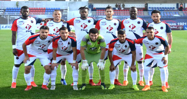 لرباط  -  قناة العرب  فاز فريق أولمبيك آسفي على ضيفه النادي المكناسي (3-0)، في المباراة التي جمعتهما، يوم الجمعة، على أرضية ملعب المسيرة بآسفي، برسم الدورة الـ11 من البطولة الوطنية الاحترافية “إنوي” للقسم الأول لكرة القدم. وسجل أهداف فريق أولمبيك آسفي إبراهيم البحراوي (د 50)، و شيكنا ساماكي (د 80 ض ج، و90+10 ض ج) وعقب هذه النتيجة، ارتقى أولمبيك آسفي إلى المركز الثامن مؤقتا، برصيد 14 نقطة، فيما احتل النادي المكناسي المركز الـ12 مؤقتا بـ13 نقطة. وتتواصل منافسات هذه الدورة، اليوم  السبت، بإجراء مباراتي اتحاد طنجة والمغرب التطواني (الرابعة عصرا)، ونهضة بركان أمام حسنية أكادير (الثامنة ليلا).