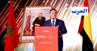 مراكش – العرب قال رئيس منتدى “تشويسول إفريقيا للأعمال” باسكال لوروت، إن المغرب أضحى فاعلا رئيسيا في تطوير الاستثمارات في إفريقيا، مبرزا المساهمة الكبيرة للمملكة في الإقلاع الاقتصادي للقارة. وأوضح السيد لوروت، في حديث لوكالة المغرب العربي للأنباء، بمناسبة انعقاد الدورة الخامسة للمنتدى، المنظمة تحت الرعاية السامية لصاحب الجلالة الملك محمد السادس، تحت شعار “البناء المشترك لاستراتيجيات رابحة ومستدامة.. الدور المحرك للقطاع الخاص والتعاون مع القطاع العام”، أن المملكة من خلال مقاولاتها في قطاعات الأبناك أو التأمين أو الصناعة، حاضرة بقوة بإفريقيا، لتشكل بذلك أحد المساهمين الرئيسيين في تعزيز النمو الاقتصادي على المستوى القاري. وسجل أن المغرب يتموقع كمنصة للاستثمار بين إفريقيا جنوب الصحراء وأوروبا، مما يوفر مناخ أعمال مواتي للاستثمار. وفي هذا الصدد، استحضر السيد لوروت ميناء “طنجة المتوسط”، الذي يعرف استثمار العديد من الشركات من أوروبا وشمال أمريكا، وذلك بفضل يد عاملة كفؤة ومؤهلة.