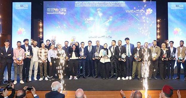 الرباط – العرب تم، مساء أمس الجمعة بالرباط، تتويج المواهب والمشاريع الإبداعية الشبابية الفائزة بجائزة المغرب للشباب في دورتها الأولى. وفازت بالمرتبة الأولى في فئة “البحث العلمي” ملاك آيت تمليحات، فيما آلت المرتبة الثانية لأيوب الإيمامي والثالثة لمحمد فلاح. وفي فئة “الابتكار التكنولوجي”، حصل علي خياطي على المرتبة الأولى، متبوعا ببسمة البنيحياتي في المرتبة الثانية وعبد الخالق حداني في المرتبة الثالثة. ونال جاد هرجان الجائزة الأولى في فئة “الإبداع الفني والثقافي”، بينما كانت الجائزتان الثانية والثالثة من نصيب هند النعيرة وعبد العالي زاور تواليا. وفي فئة “العمل التطوعي”، حقق ياسين الشامخ المرتبة الأولى، يليه إسماعيل مسعود ثانيا ويوسف الراحل ثالثا. أما في فئة “المقاولة”، فقد ظفر بالجائزة الأولى حمزة خروبي متقدما على كل من رضى انعينيعة والعربي مراني علوي تواليا. وفي كلمة بالمناسبة، أكد وزير الشباب والثقافة والتواصل، محمد المهدي بنسعيد، أن إطلاق النسخة الأولى من جائزة المغرب للشباب يعد تكريسا لثقافة الاعتراف والمساهمة في بناء الحلم المغربي ودمقرطة ثقافة النجاح داخل مغرب الشباب.